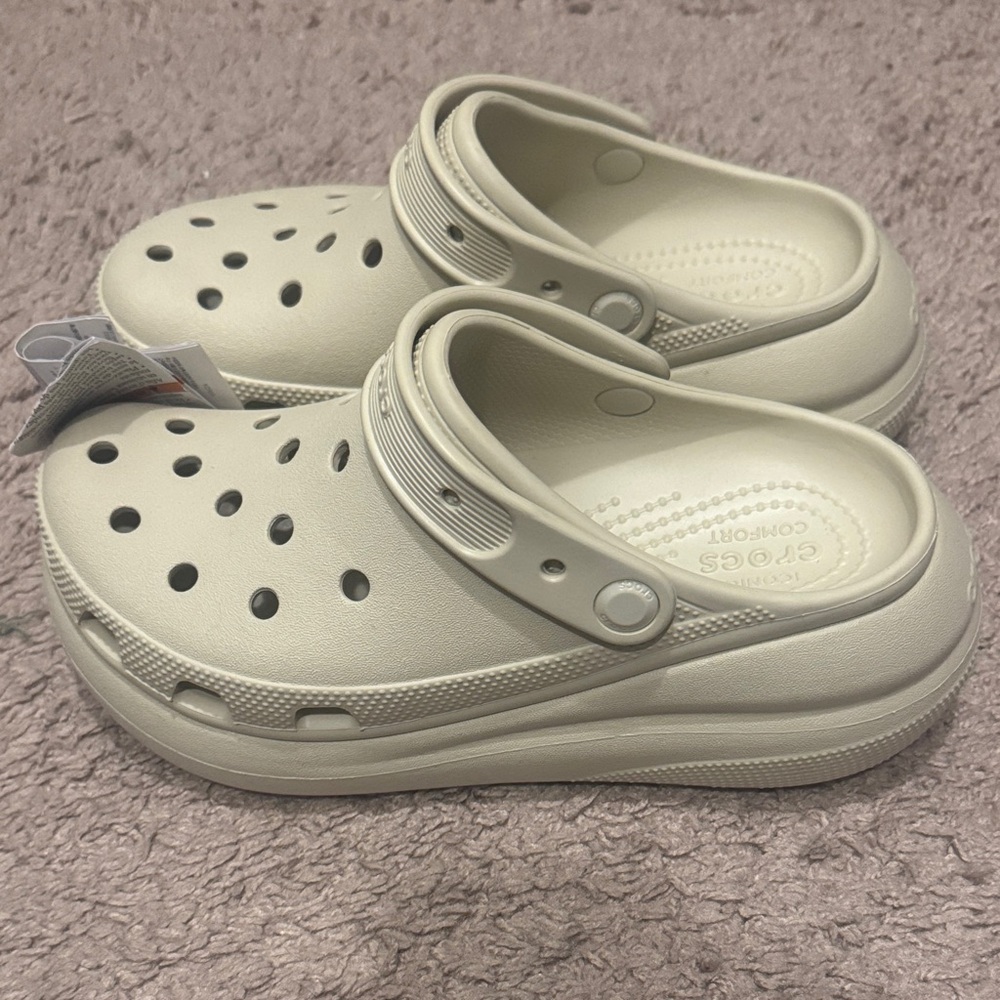 CROCS Crush Clog - Light Tan. Men’s Size 5/Women’s Size 7. - Picture 3 of 4